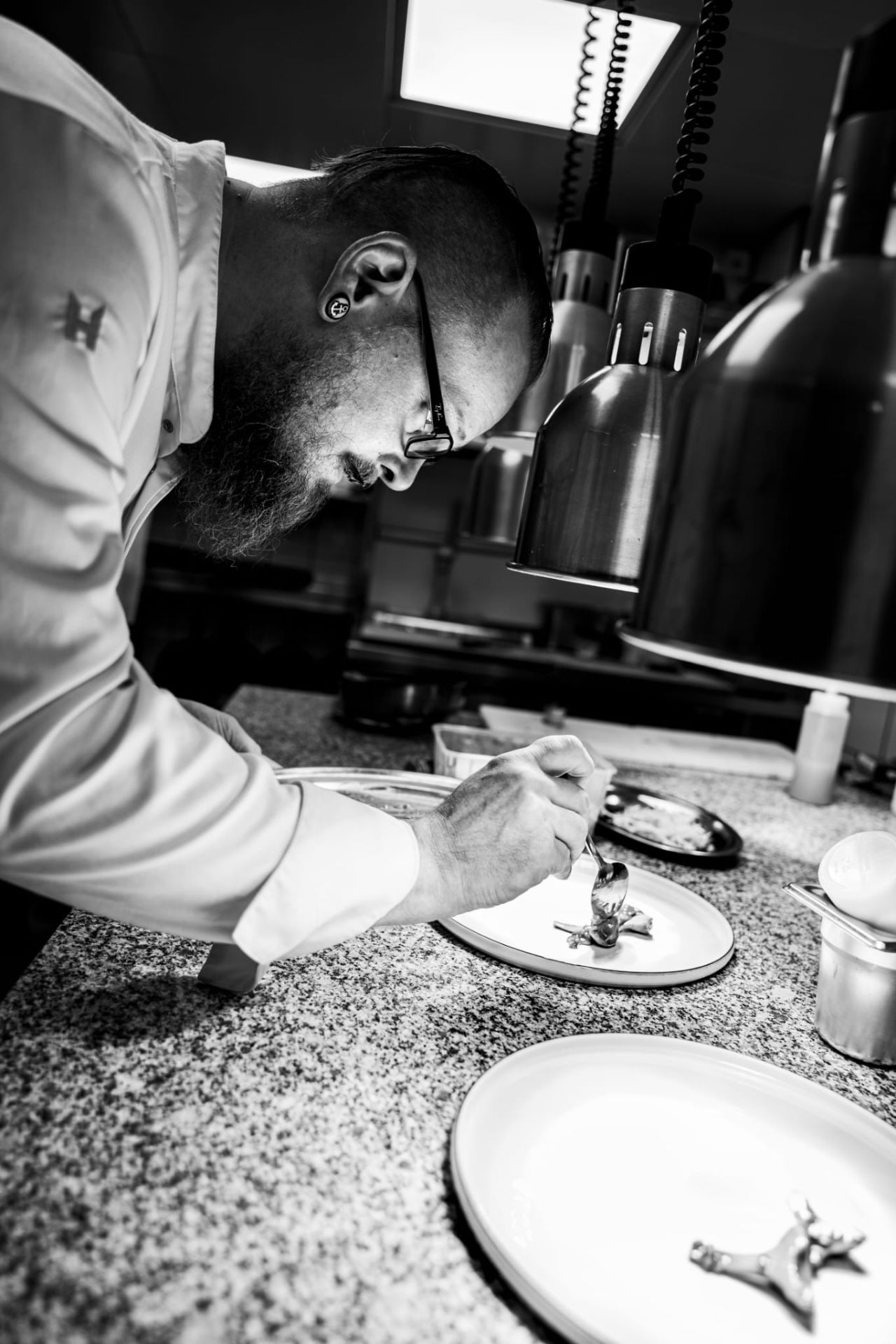 Die Tischkomposition mit Gericht, Gläsern und Besteck in der Bagatelle